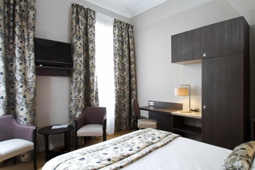 1 double bed, 1 twin bed
