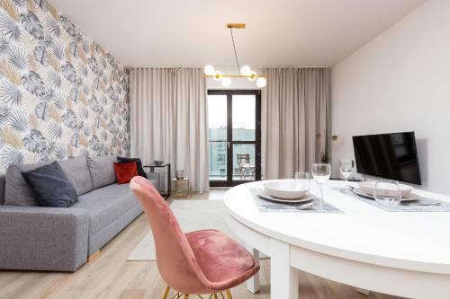 Metro Płocka Exquisite Apartment by Renters - image 13