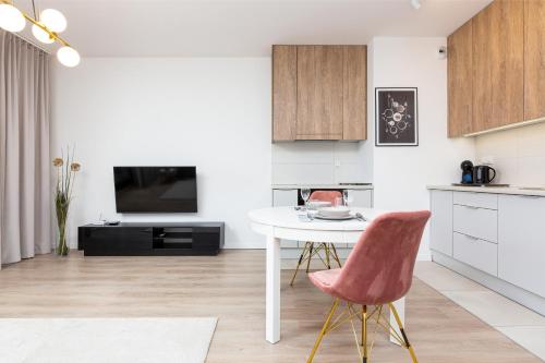 Metro Płocka Exquisite Apartment by Renters - image 12