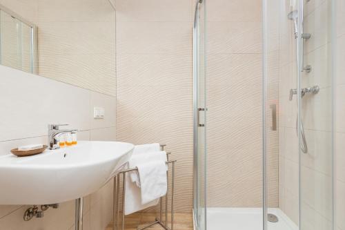 Metro Płocka Exquisite Apartment by Renters - image 14