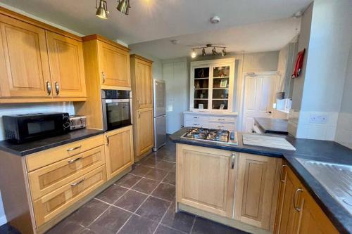 Large House near Victoria Park For Groups, 10 mins bus to City Centre