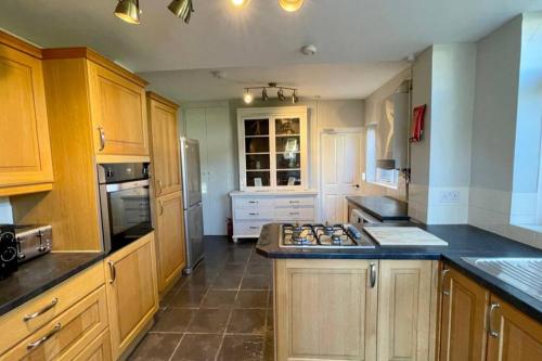 Large House Near Victoria Park For Groups, 10 Mins Bus To City Centre - Cardiff