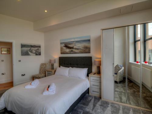Picture of Pass The Keys Stunning Luxury Marina Apartment, Sleeps 6