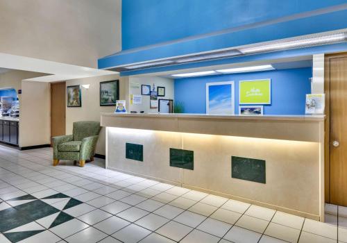 Days Inn & Suites by Wyndham Bentonville