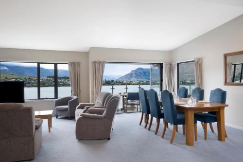 Three-Bedroom Apartment with Lake View