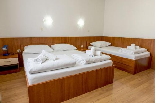 1 double bed, 1 twin bed
