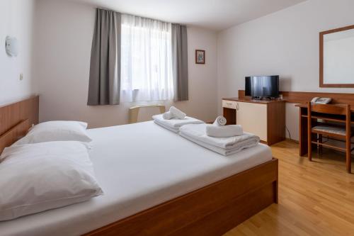 2 twin beds