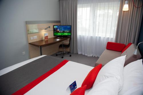 Holiday Inn Express Folkestone Channel Tunnel an IHG Hotel - image 2