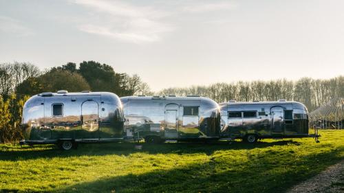 Silver Airstream Glamping & Rental - Hotel - Chichester