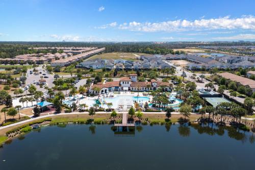 Lovely 9-Bed House in Kissimmee with Pool & Spa - image 6