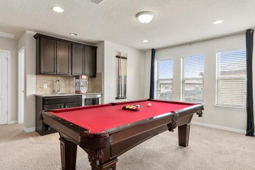 Lovely 9-Bed House in Kissimmee with Pool & Spa - image 7