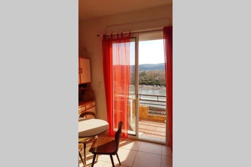 Joli Appartement, terrasse plein sud in Roquebrun