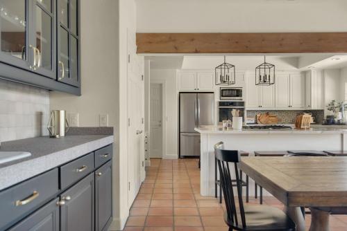 Spacious Retreat on 40-acre Vineyard - Guest House home - image 6