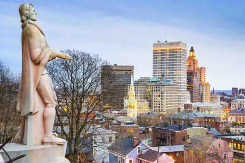 Tuvākā izklaides vieta, The Longmont Luxury Condo in the heart of providence in Natika (MA)