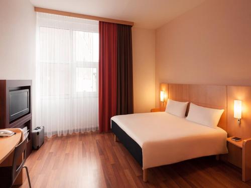 Standard Double Room image 8