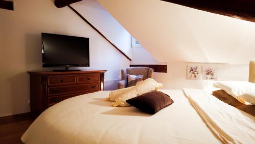 1 king bed, 1 twin bed, 1 sofa bed