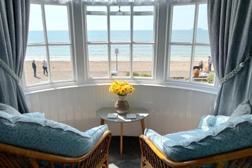 Triple Family Room with Sea View image 3