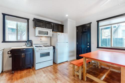Aeroplane Inn - image 3