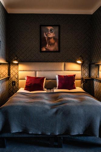 2 twin beds, 1 sofa bed
