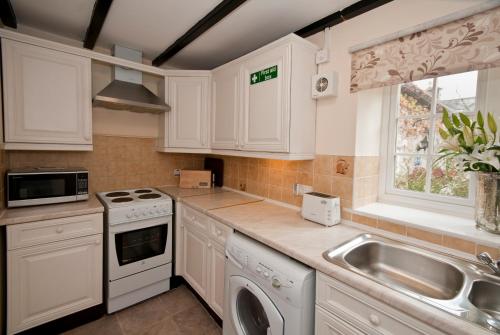 ห้องครัว, Tros Yr Afon Holiday Cottages and Manor House in เบอร์มาร์ริส