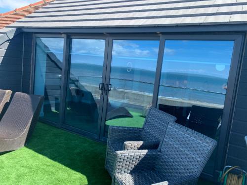 Facilities, Beach View Apartment with balcony and sea view - pet friendly in Jubilee