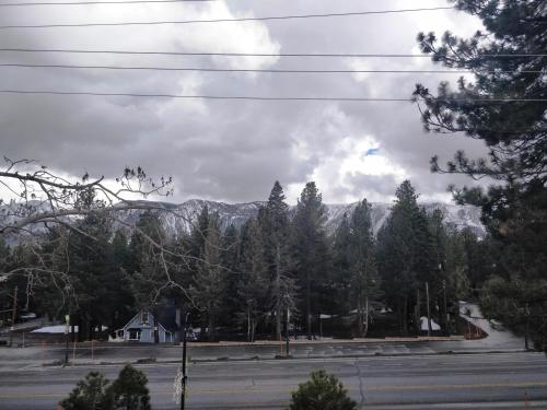 Ventura Grand Inn in กลางเมืองแมมมอธ เลค