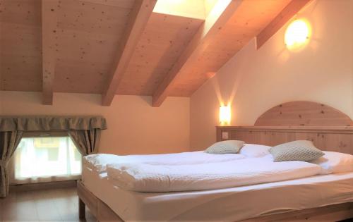2 bedrooms, 5 beds