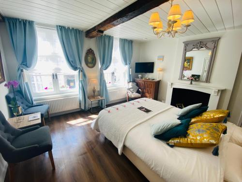 Deluxe Double Room image 5