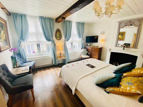 Deluxe Double Room image 3