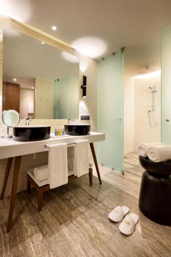 room detail thumbnail 2