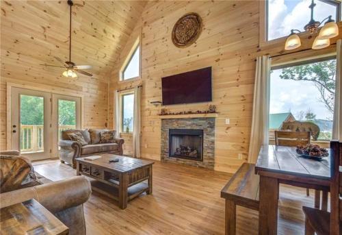 Walnut Ridge Cabin. Sleeps 7-11! Hot tub, pool table, minutes to downtown Gatlinburg! in Gatlinburg, USA