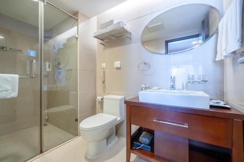 Bathroom, Housing International Hotel Qingdao in Qingdao
