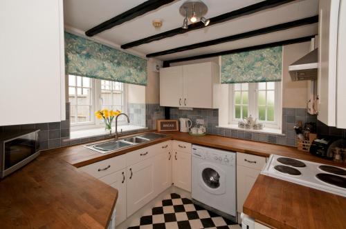 ห้องครัว, Tros Yr Afon Holiday Cottages and Manor House in เบอร์มาร์ริส