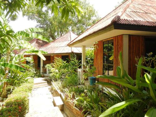 Bungalow with Garden View image 2