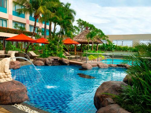 בריכת שחיה, Hotel Ciputra Jakarta managed by Swiss-Belhotel International in ג'קרטה
