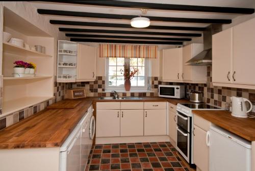 ห้องครัว, Tros Yr Afon Holiday Cottages and Manor House in เบอร์มาร์ริส