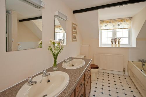 Baño, Tros Yr Afon Holiday Cottages and Manor House in Beaumaris