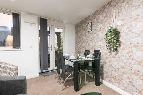 Luxury Hot Tub Apartment + 3 Double Bedrooms and Pool Table