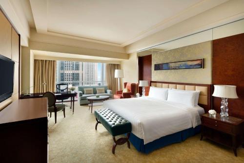 Valley Wing Deluxe Grand King room in Shangri-La Hotel Qingdao