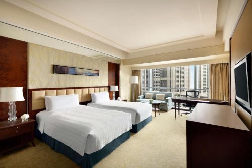 Valley Wing Deluxe Grand Twin room in Shangri-La Hotel Qingdao