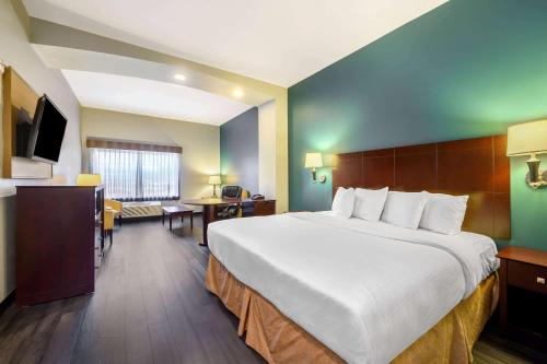 La Quinta Inn & Suites by Wyndham Longview North - image 3