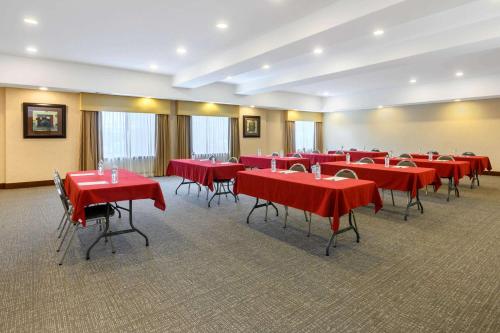 La Quinta Inn & Suites by Wyndham Longview North - image 2