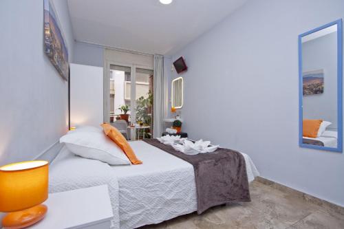 Barcelona City Seven Hostal - image 4