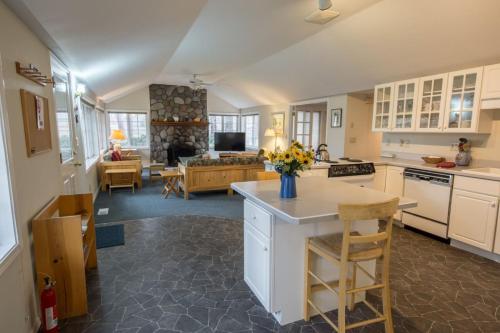 Pine Street Cottage – Sisters