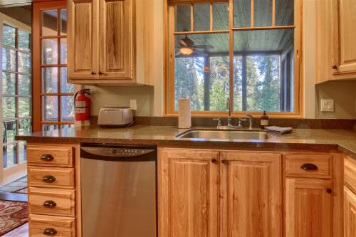 Aspen House in Fish Camp - image 7