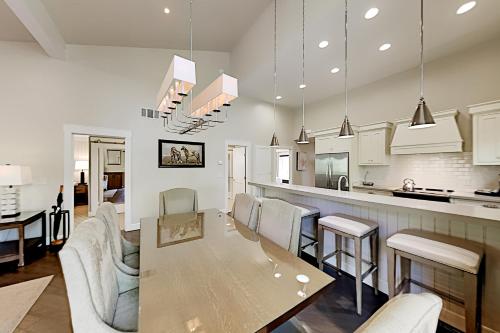 Oak Creek East - Corner Unit - Pool & Tennis condo - image 2