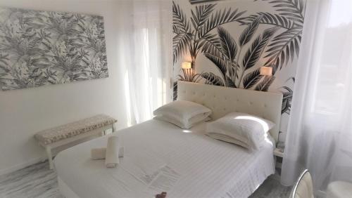 Queen Room with Balcony image 2