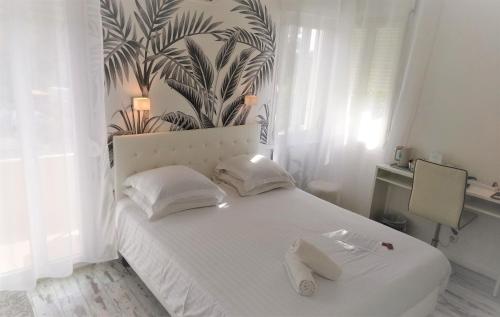 Queen Room with Balcony image 3