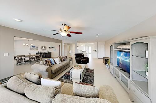 Canal-Front Getaway - Pool - Walk to Beach Dining home - image 4