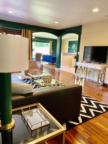Amazing location next to Universal Studios Hollywood 3 BR 3 BA Sleeps 6-8